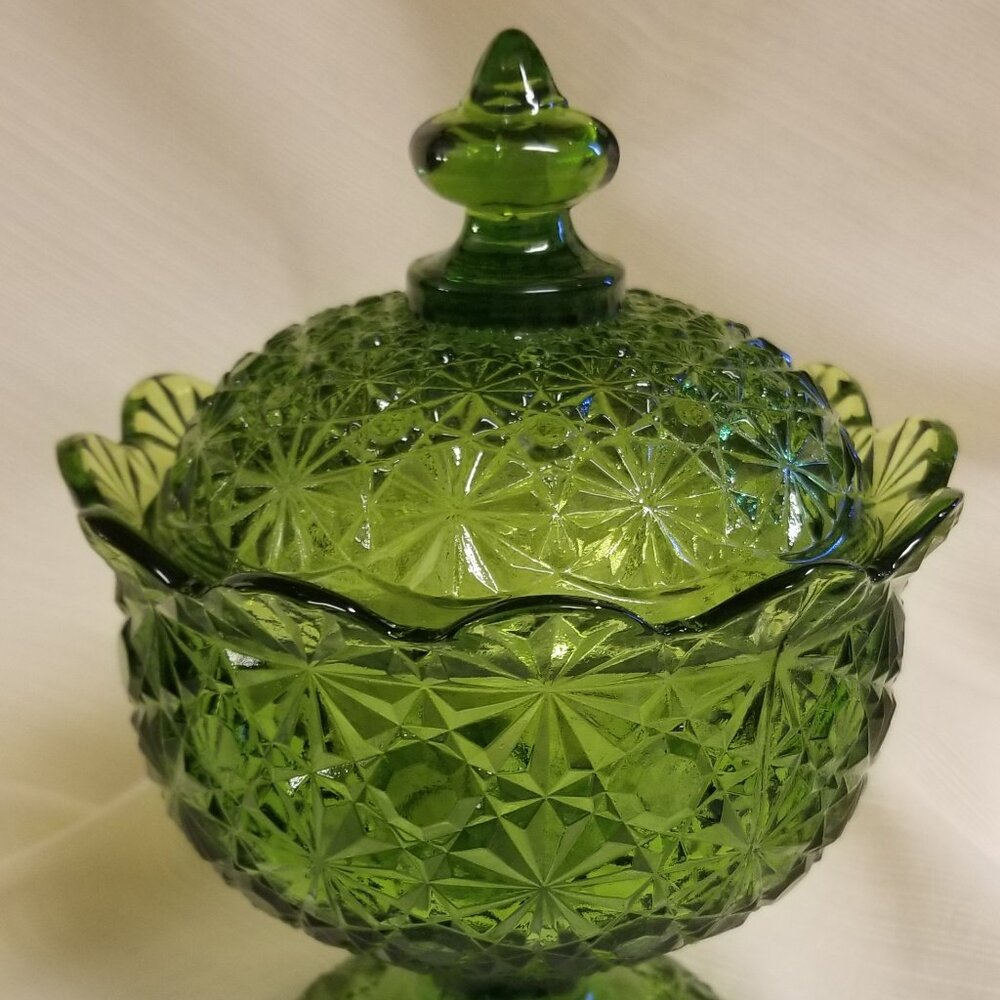 VTG L.E.SMITH GREEN GLASS DAISY & BUTTON PEDESTAL CANDY DISH LID MID CENTURY